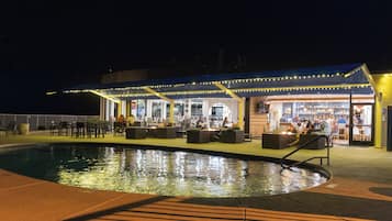 2 outdoor pools