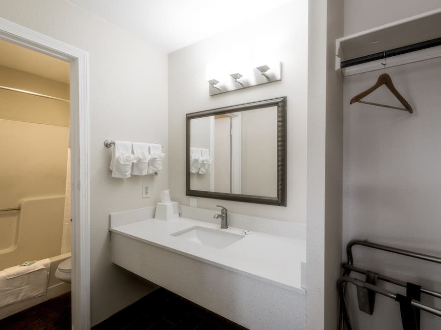 Quarto, 2 camas Queen, para não fumantes | Banheiro | Chuveiro/banheira combinados, produtos de toalete grátis