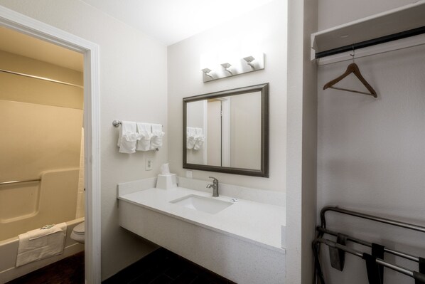 Bathroom - Super 8 by Wyndham Williams West Route 66/Grand Canyon Area (Williams)