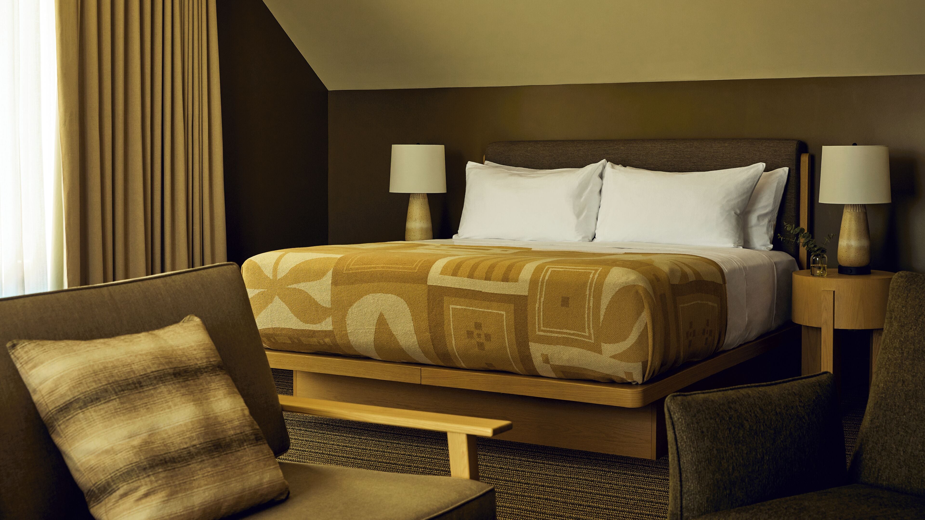 Ropa de cama de alta calidad, camas con pillow-top y minibar 