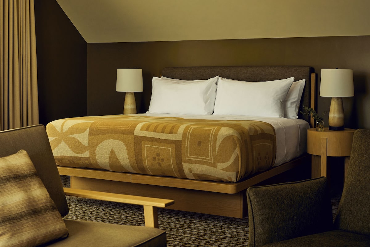 Literie de qualité, lit avec matelas à plateau-coussin, minibar