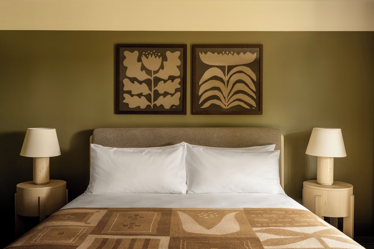 Room, 1 King Bed, Ocean View | Hypo-allergenic bedding, individually decorated, individually furnished