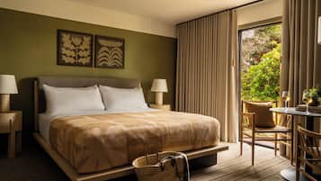 Room, 1 King Bed, Balcony | Hypo-allergenic bedding, individually decorated, individually furnished