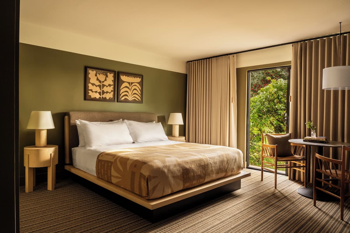 Huone, 1 suuri parisänky, parveke, valtamerinäköala | Allergiatestatut vuodevaatteet, yksilöllisesti sisustettu