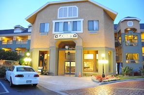Property entrance - Oak Tree Inn (Monrovia)