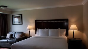 Desk, iron/ironing board, free cots/infant beds, rollaway beds - Oak Tree Inn (Monrovia)