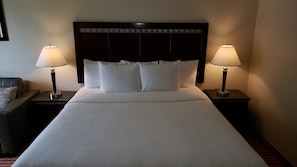 Deluxe-Zimmer, 1 King-Bett, Nichtraucher | Schreibtisch, Bügeleisen/Bügelbrett, kostenlose Babybetten