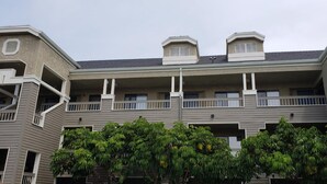 Un edificio de varios pisos con balcones y un atrio central.