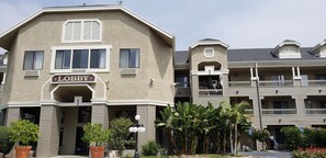 Property entrance - Oak Tree Inn (Monrovia)