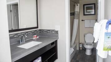 Habitación, 1 cama King size, con acceso para personas discapacitadas (Mobility/Hearing Impaired) | Baño | Toallas