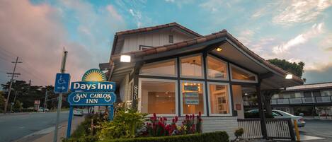 A Days Inn with a sign indicating continental breakfast, ocean view, and vacancy.