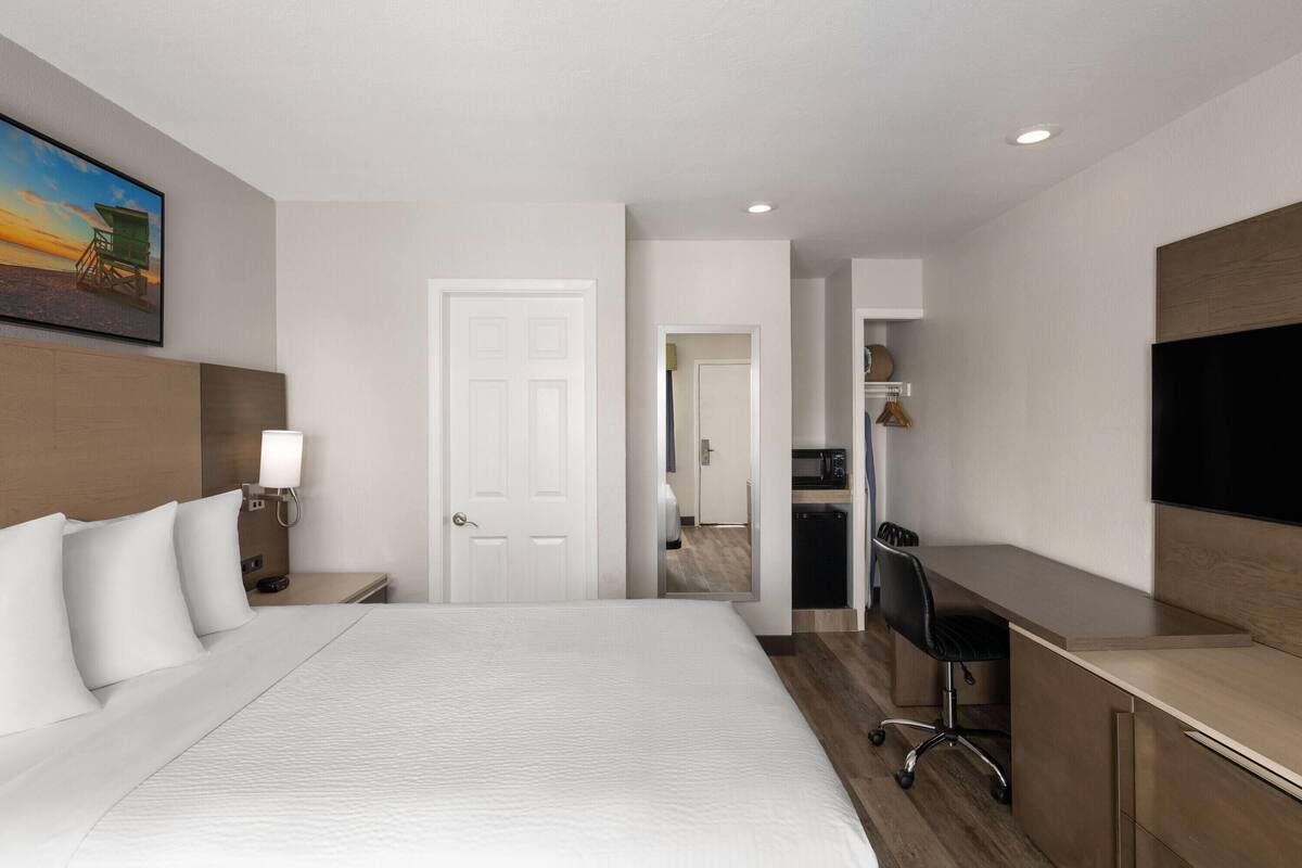 Standard Room, 1 Queen Bed, Non Smoking | Desk, blackout drapes, cribs (free), rollaway beds (surcharge)