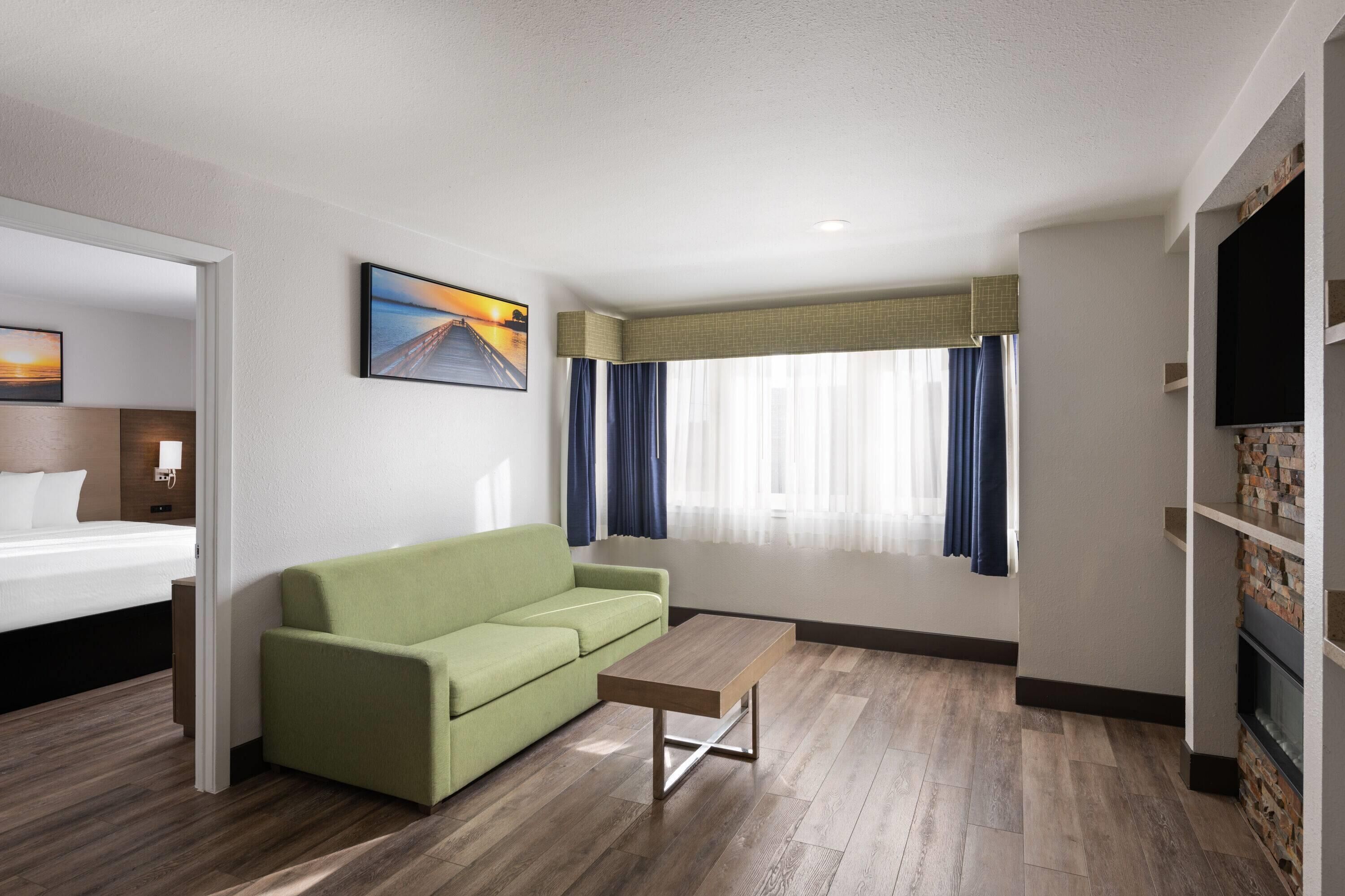 Suite monolocale, 1 letto king, non fumatori | Una scrivania, tende oscuranti, culle/letti per bambini (gratuiti)