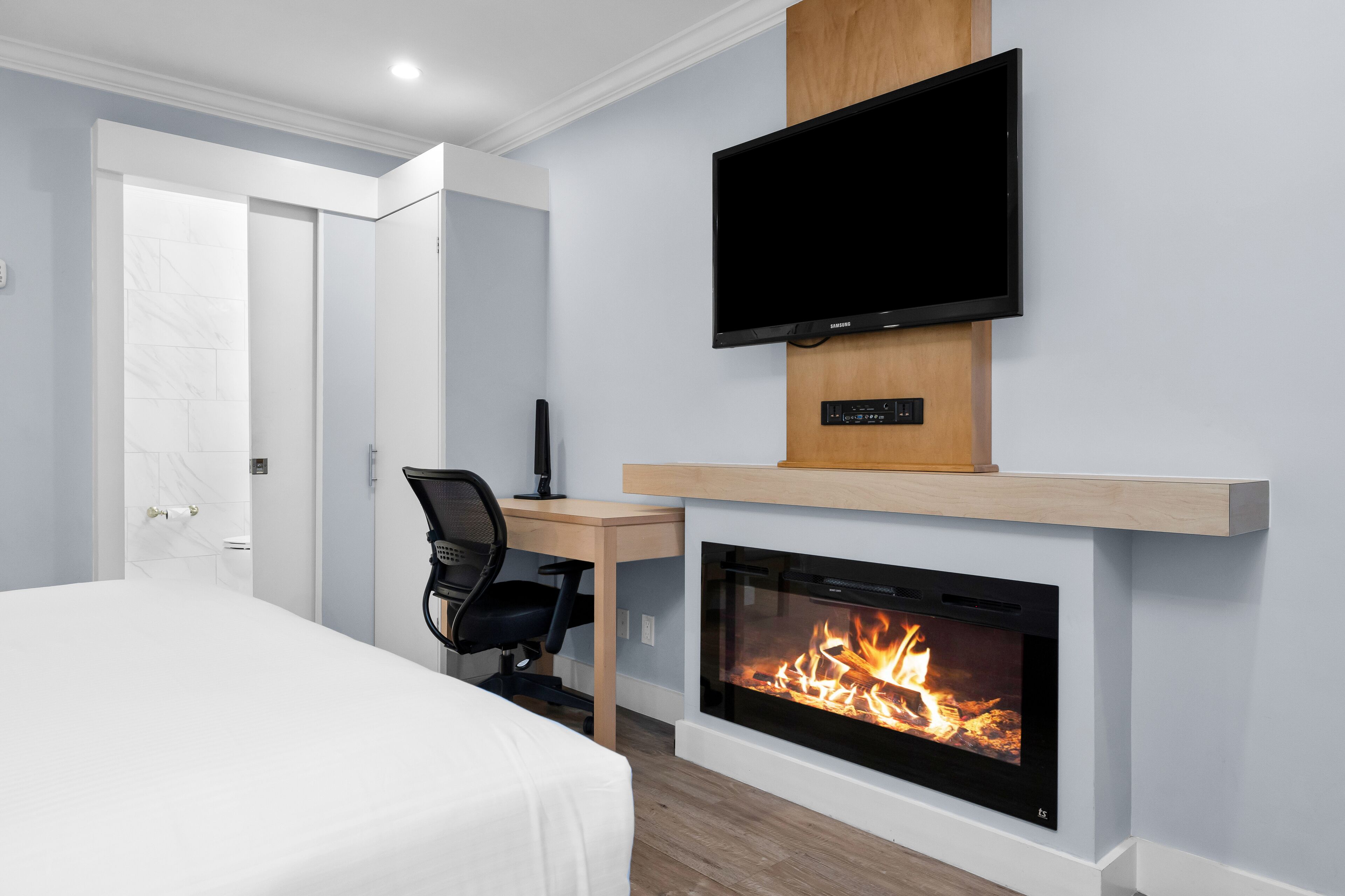 Premium bedding, down comforters, in-room safe, desk