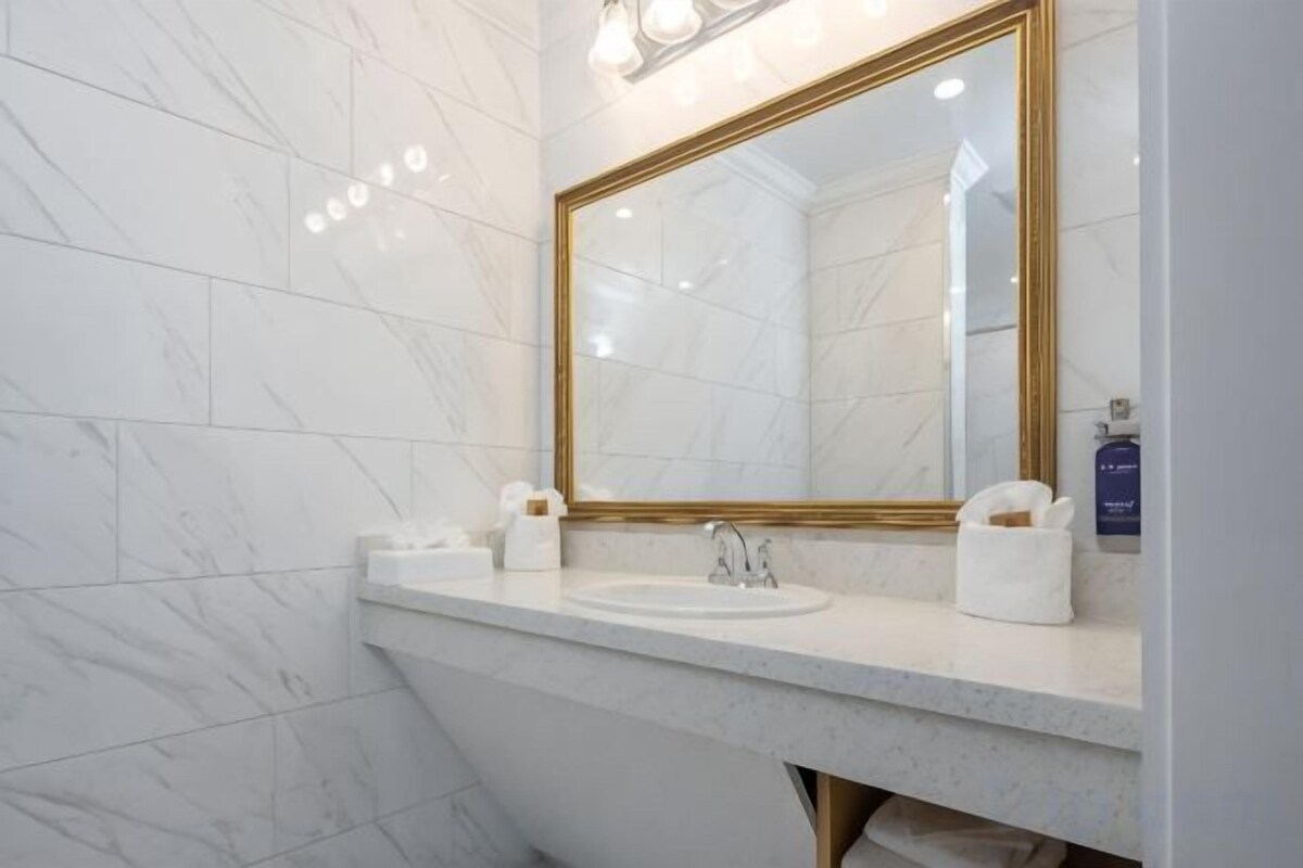 Combined shower/tub, designer toiletries, hair dryer, towels