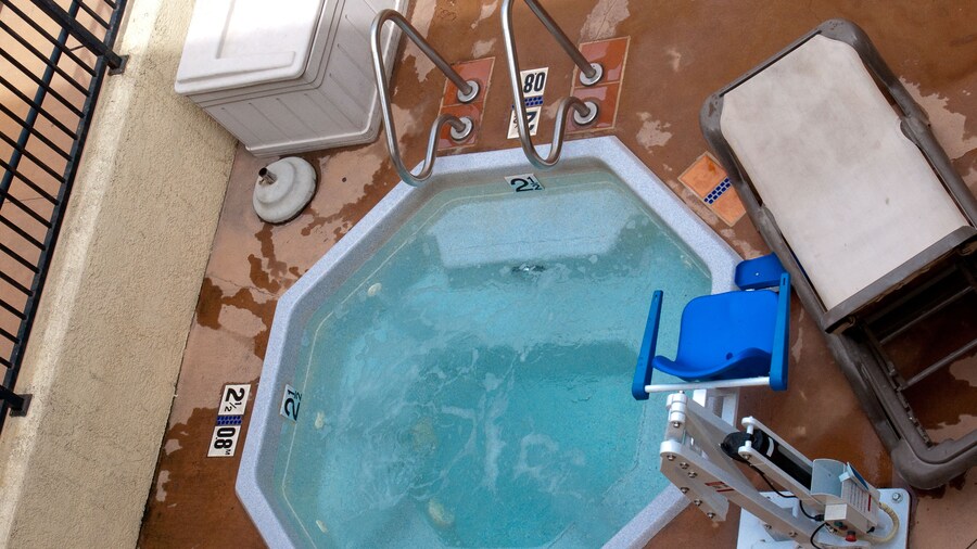 Lamplighter Inn & Suites