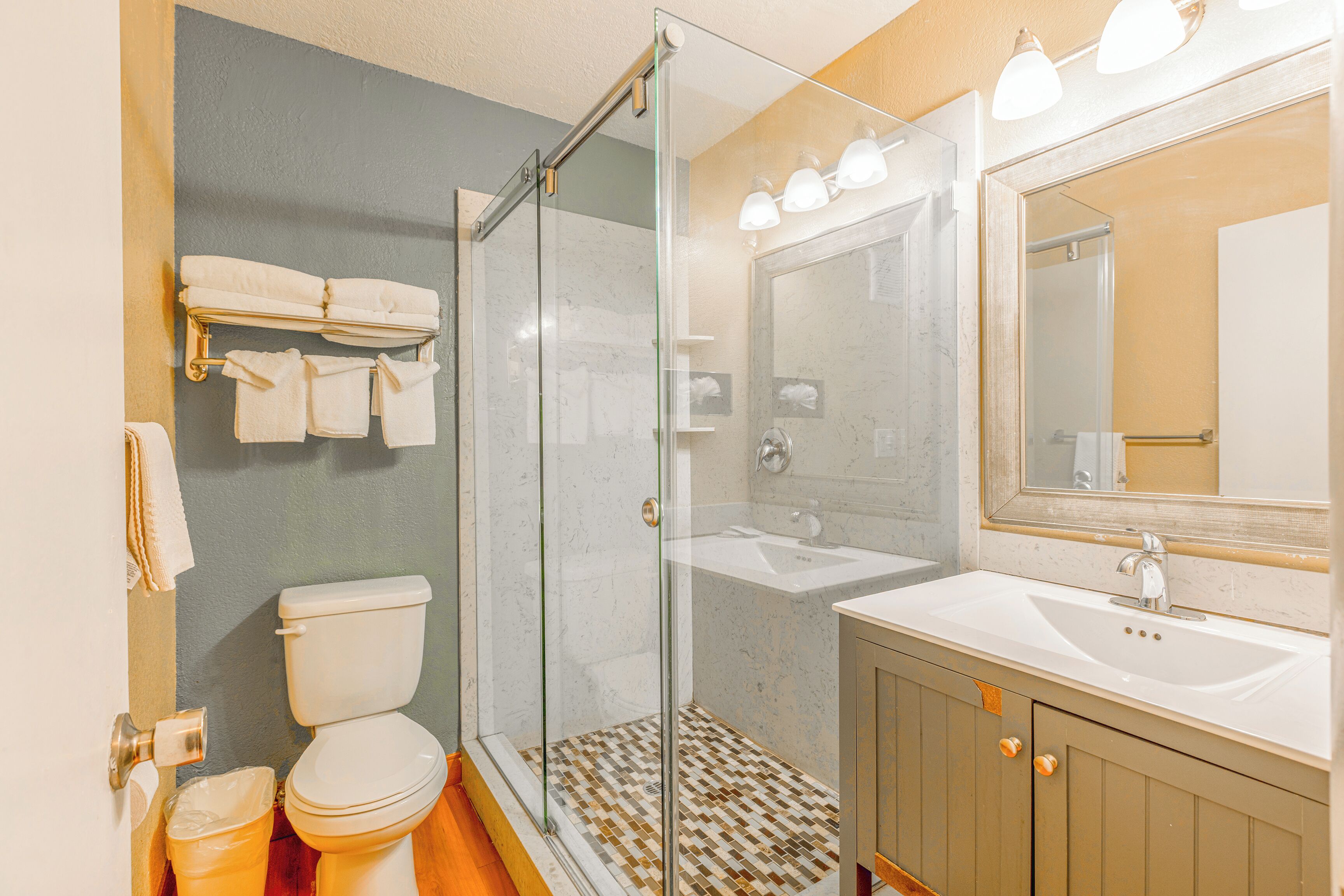 Photo - Hotel Avenida - Oceanside Camp Pendleton