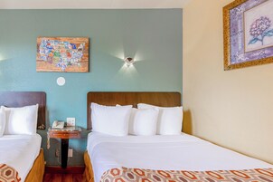 Quarto, 2 camas de casal, para não fumantes | Roupas de cama premium, camas com colchões pillow-top, escrivaninha