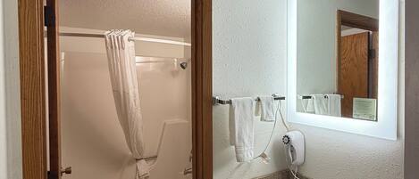 Un baño con ducha, inodoro y lavabo.