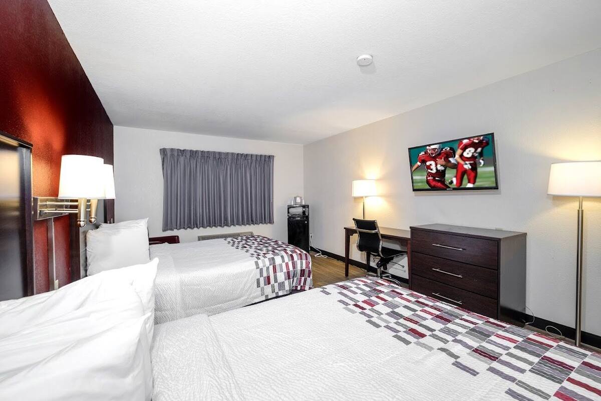 Habitación Deluxe, 2 camas Queen size, para fumadores | Wifi gratis, despertador y ropa de cama 