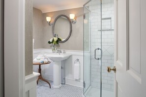 Suite, balcón, vistas al jardín | Baño | Artículos de higiene personal de diseño, secador de pelo y toallas