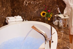 Premium One-Room Suite | Deep soaking bathtub
