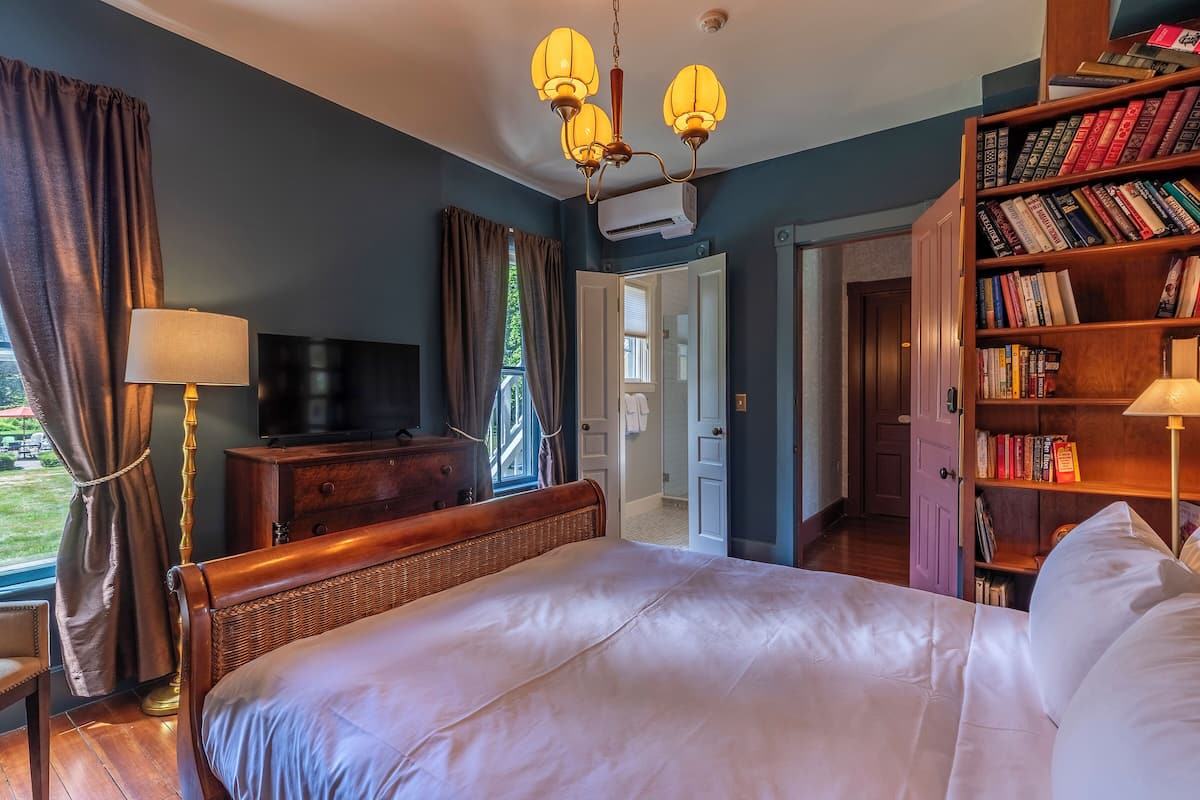 Superior Queen | 1 bedroom, down comforters, individually decorated