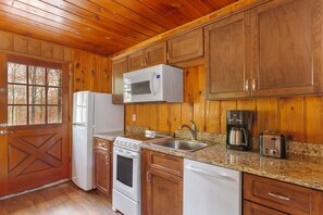 Standard Room, 1 Bedroom, Kitchen | Private kitchen | Fridge, microwave, coffee/tea maker