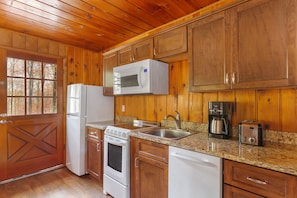 Standard Room, 1 Bedroom, Kitchen | Private kitchen | Fridge, microwave, coffee/tea maker