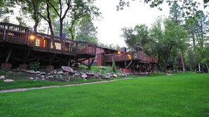 Une structure de terrasse en bois avec un chemin menant à un bâtiment.