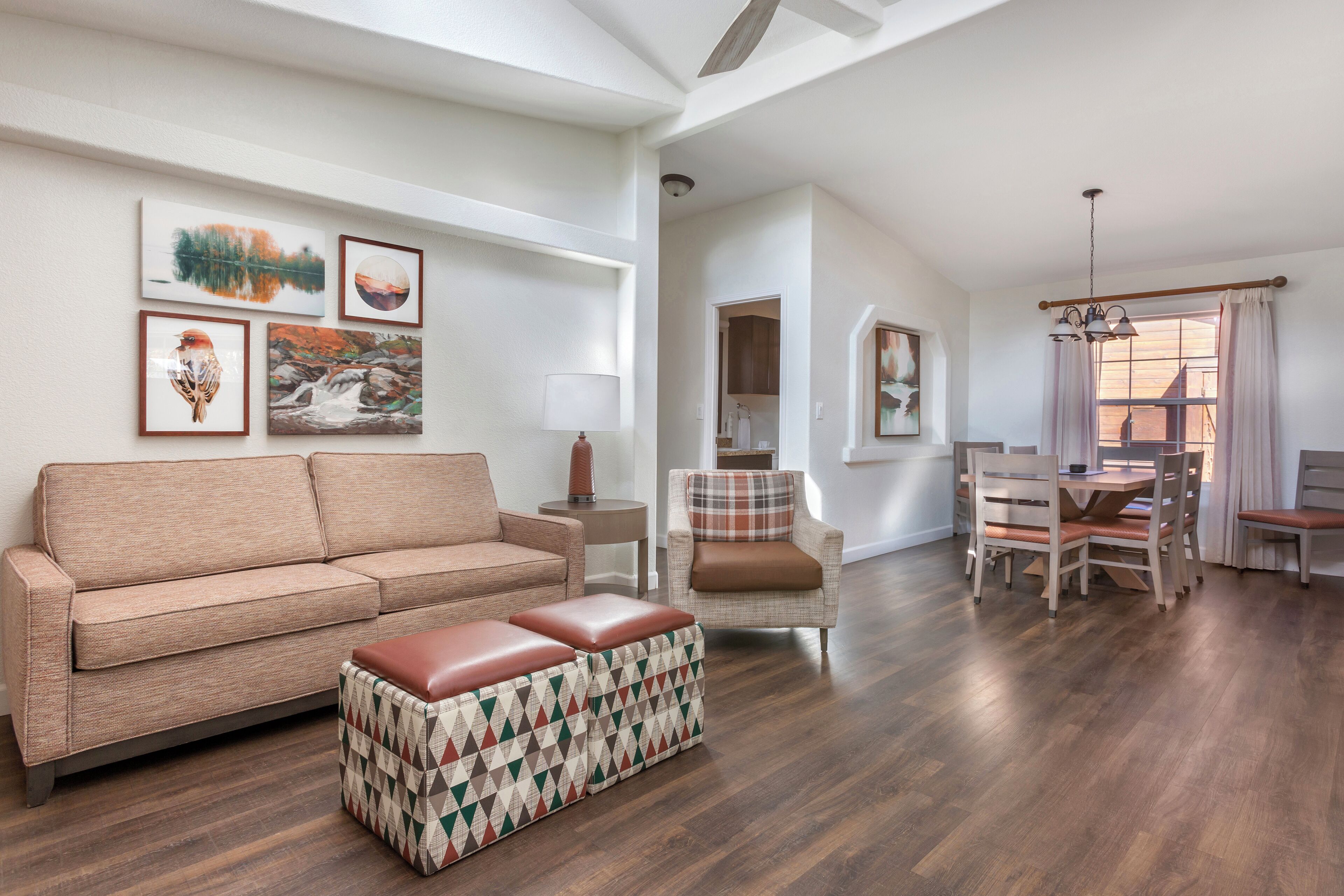 Cabin Deluxe, 2 phòng ngủ | Khu phòng khách | TV, đầu đĩa DVD 