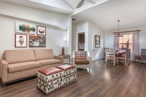 디럭스 캐빈, 침실 2개 | 거실 공간 | TV, DVD 플레이어