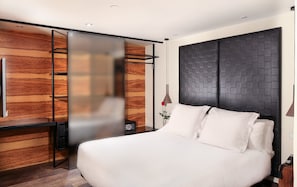 Hochwertige Bettwaren, Minibar, Zimmersafe, individuell dekoriert