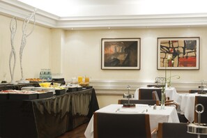 Melayani makan siang 