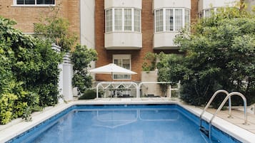 Piscine extérieure (ouverte en saison), chaises longues