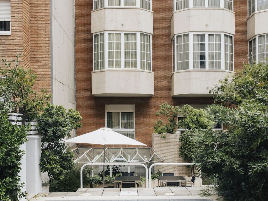 Una piscina al aire libre de temporada, sillones reclinables de piscina
