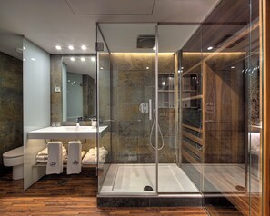 Habitación Familiar | Ropa de cama de alta calidad y minibar 