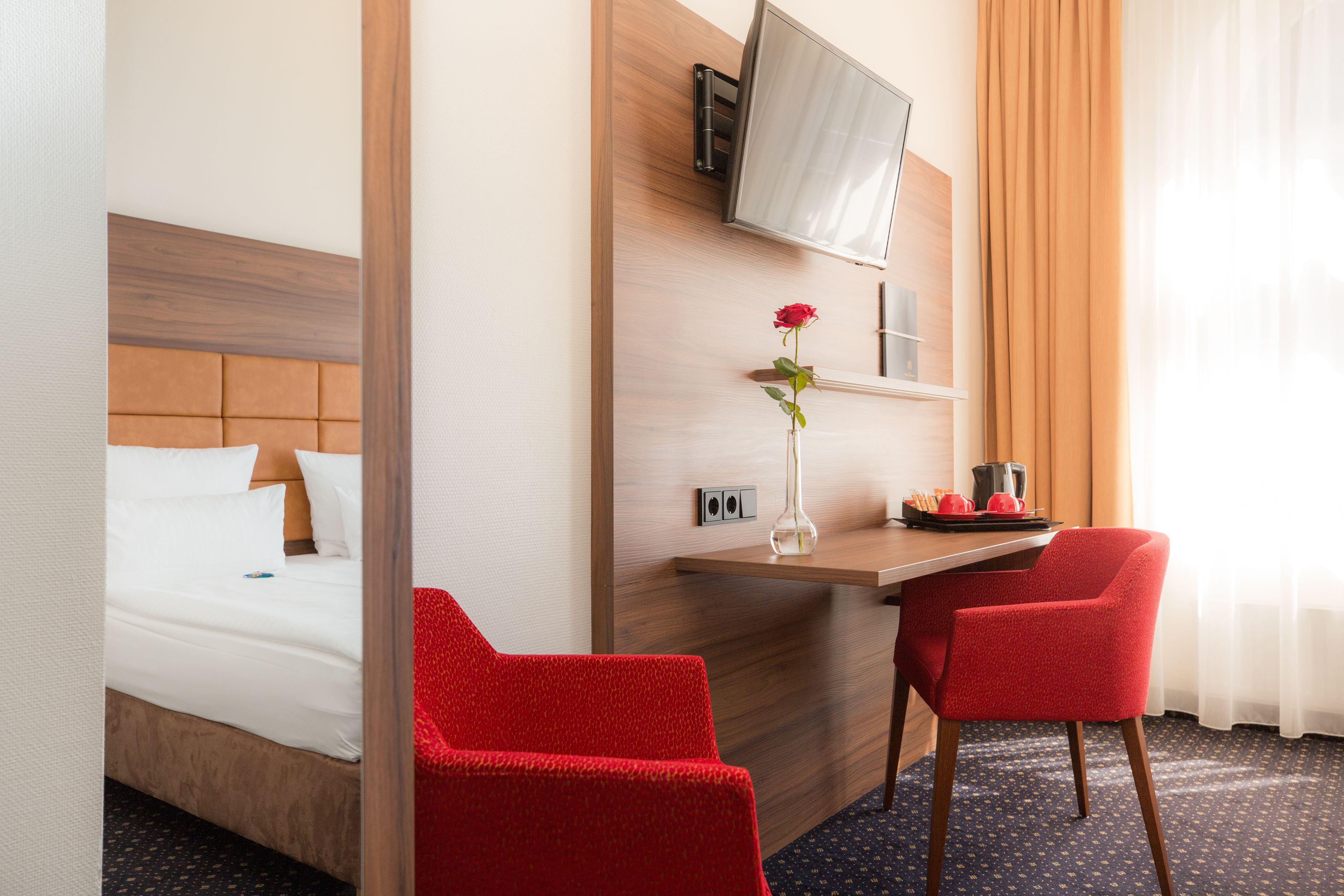 comfort room | hypo-allergenic bedding, in-room safe, desk, iron/ironing board