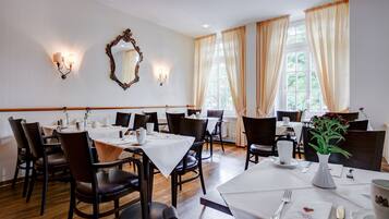 Tägliches Frühstücksbuffet (19 EUR pro Person)