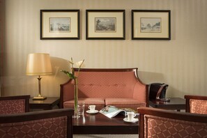 Hypo-allergenic bedding, minibar, in-room safe, desk