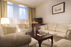 Junior Suite | Living area | TV, pay movies