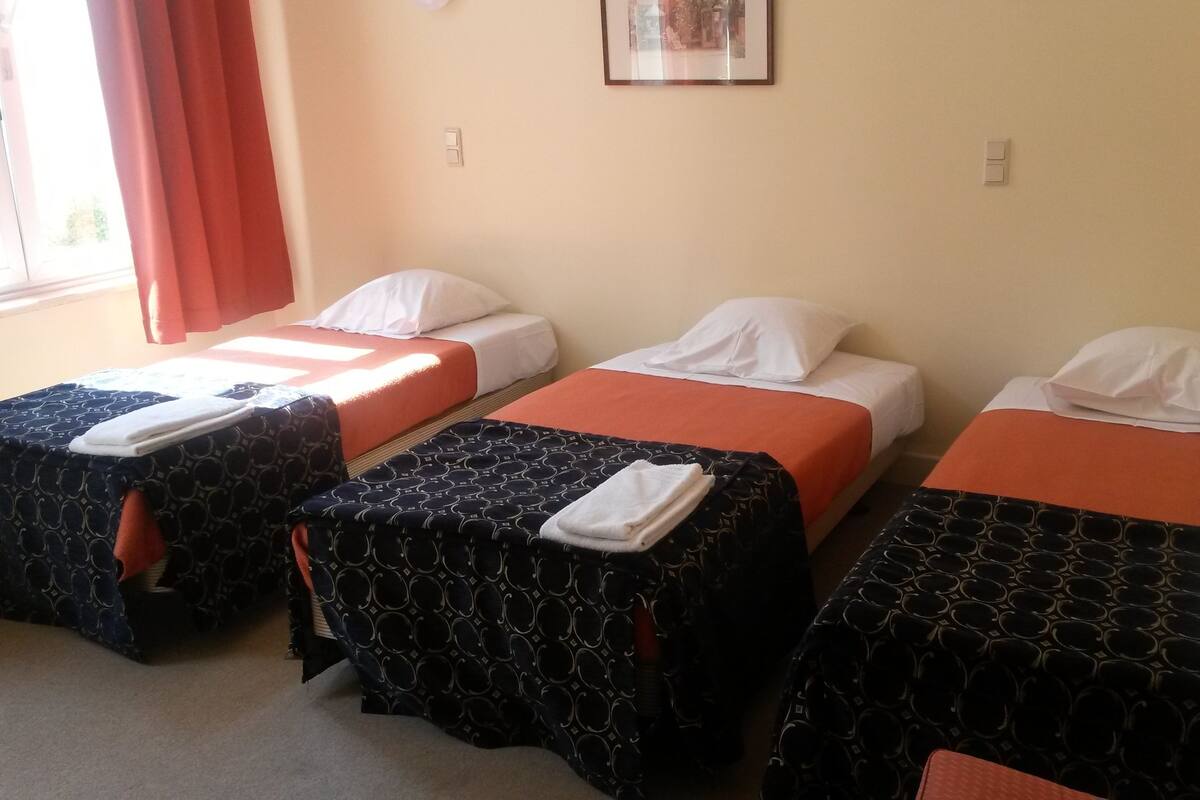 Triple Room | Minibar, desk, WiFi (free), bed sheets
