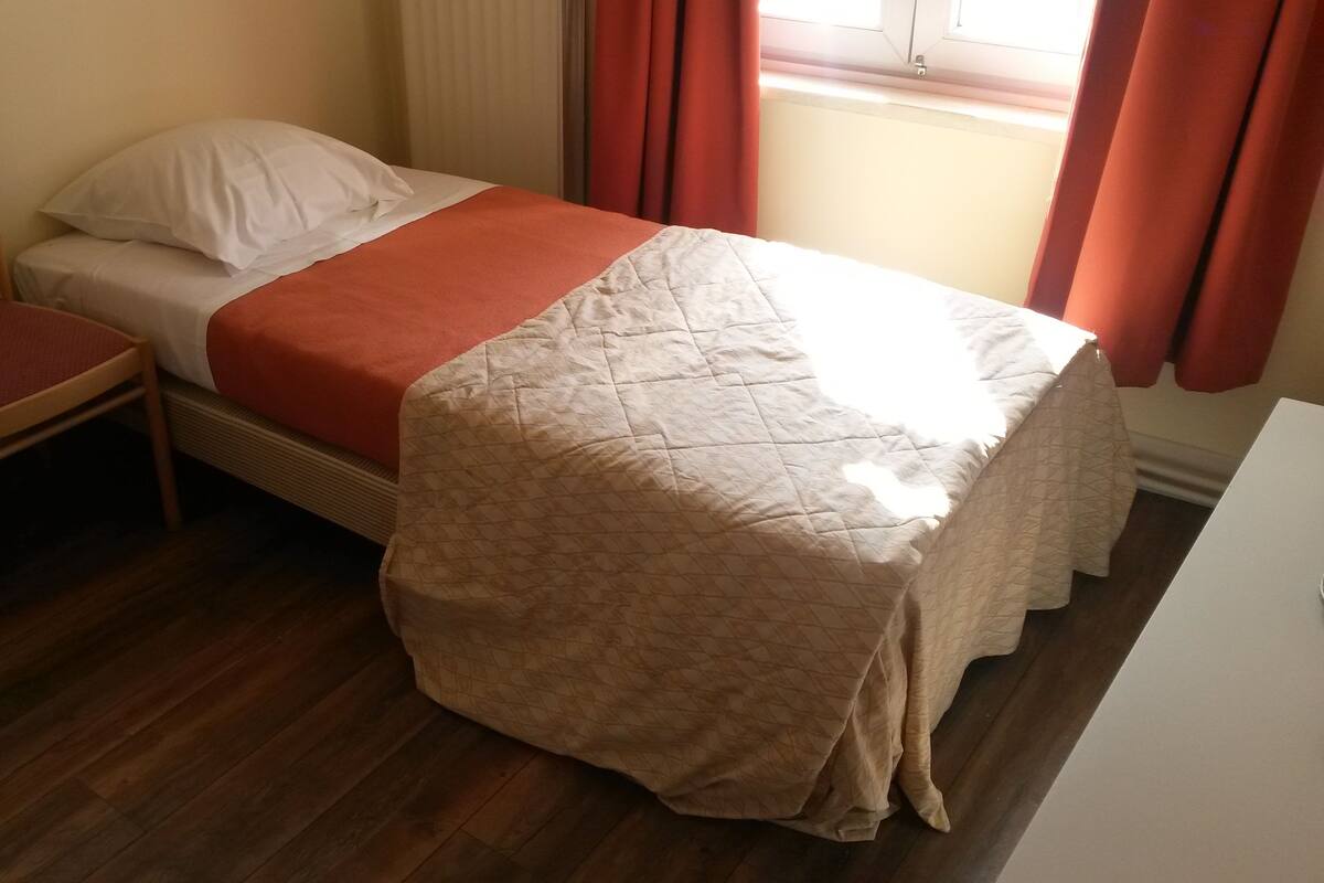 Single Room | Minibar, desk, WiFi (free), bed sheets