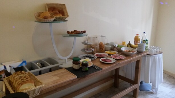 Una mesa de buffet con diversos alimentos y aderezos.