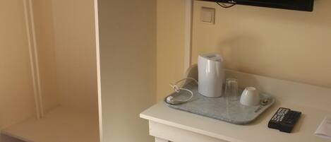 Eenpersoonskamer | Een minibar, een bureau, gratis wifi, beddengoed