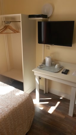 Single Room | 1 bedroom, minibar, desk, free WiFi