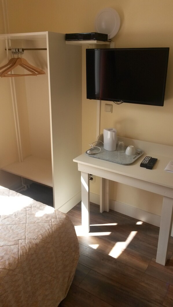 Minibar, escritorio, wifi gratis y ropa de cama 