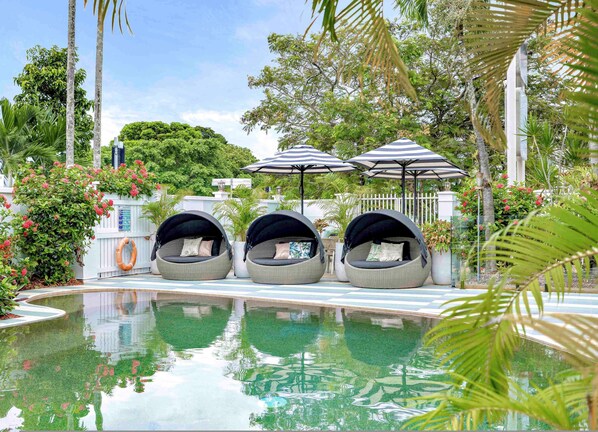 Piscine extérieure, chaises longues