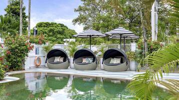 Piscina externa, espreguiçadeiras