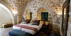 Suite | Literie de qualité supérieure, coffres-forts dans les chambres, bureau